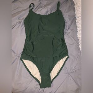 Has adjustable straps